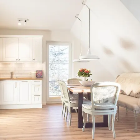 Luett Strandhuus - *